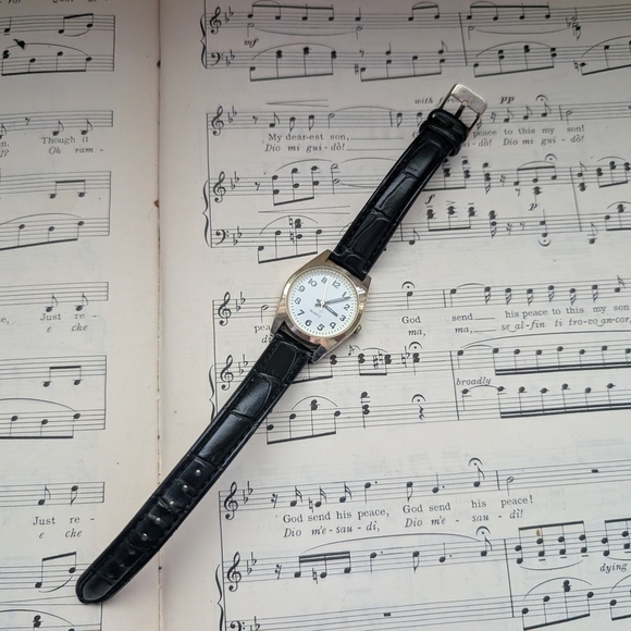 Classic Black and Gold Quartz Watch - Picture 2 of 9